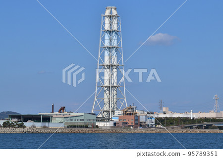 播磨沿海工業區姬路第一發電廠從海上看 播磨沿海工業區姬路第一發電廠從海上看 95789351