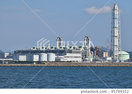 播磨沿海工業區姬路二號發電廠從海上看 播磨沿海工業區姬路二號發電廠從海上看 95789352