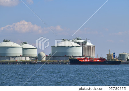 播磨臨海工業區姬路LNG接收站海景 播磨臨海工業區姬路LNG接收站海景 95789355