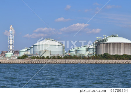 播磨沿海工業區姬路二號發電廠從海上看 播磨沿海工業區姬路二號發電廠從海上看 95789364