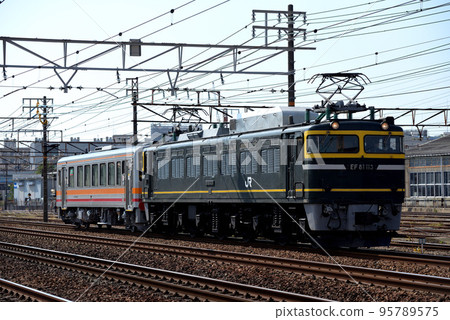 Kiha 120 diesel car forwarding train pulled by EF81113 running on the Tokaido Line Kiha 120 diesel car forwarding train pulled by EF81113 running on the Tokaido Line 95789575