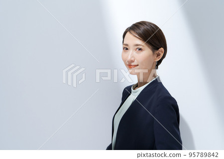 穿西裝的女人 穿西裝的女人 95789842