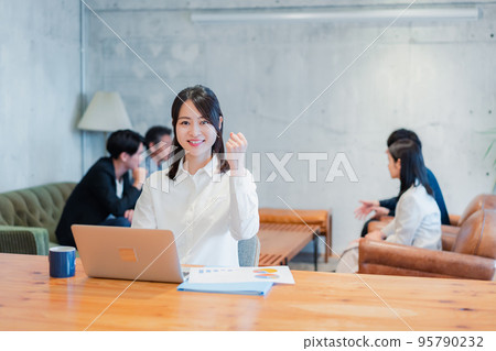 女商人愉快地在辦公室工作 95790232