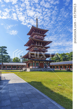 映照藍天的藥師寺西塔(奈良縣奈良市西之京町) 映照藍天的藥師寺西塔(奈良縣奈良市西之京町) 95790413
