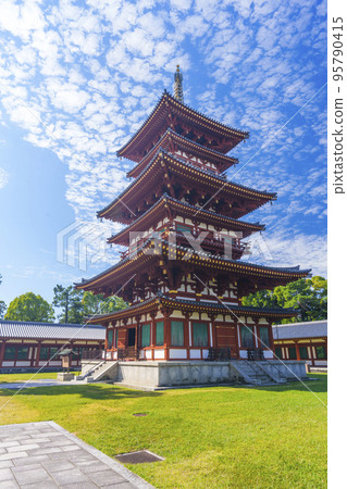 映照藍天的藥師寺西塔（奈良縣奈良市西之京町） 95790415