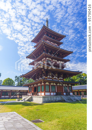 映照藍天的藥師寺西塔(奈良縣奈良市西之京町) 映照藍天的藥師寺西塔(奈良縣奈良市西之京町) 95790416