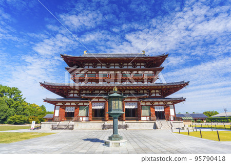 The beautiful Yakushiji Kondo and the lanterns of the Onjo Bosatsu 95790418