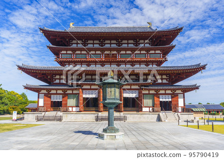 The beautiful Yakushiji Kondo and the lanterns of the Onjo Bosatsu 95790419