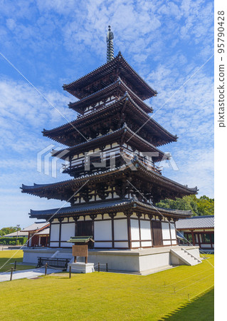 The East Pagoda of Yakushiji Temple reflected in the blue sky (Nishinokyomachi, Nara City, Nara Prefecture) 95790428
