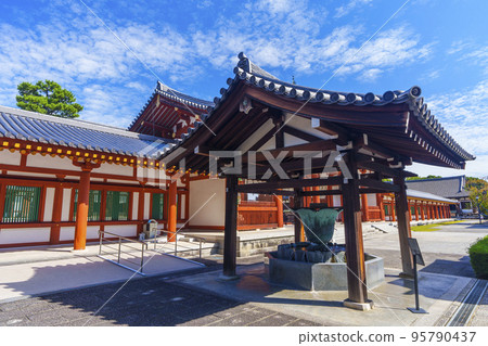 Yakushiji Temple: Chozuya with a large water bowl (Nishinokyomachi, Nara City, Nara Prefecture) Yakushiji Temple: Chozuya with a large water bowl (Nishinokyomachi, Nara City, Nara Prefecture) 95790437