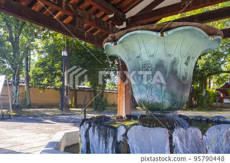 Yakushiji Temple: Chozuya with a large water bowl (Nishinokyomachi, Nara City, Nara Prefecture) 95790448