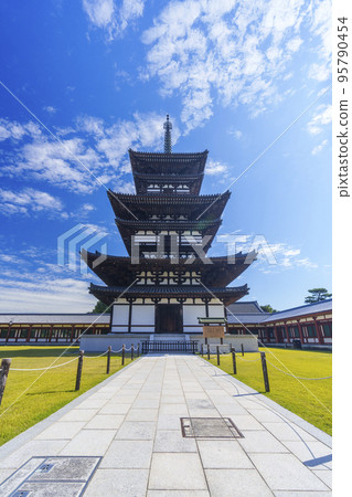 The East Pagoda of Yakushiji Temple reflected in the blue sky (Nishinokyomachi, Nara City, Nara Prefecture) The East Pagoda of Yakushiji Temple reflected in the blue sky (Nishinokyomachi, Nara City, Nara Prefecture) 95790454