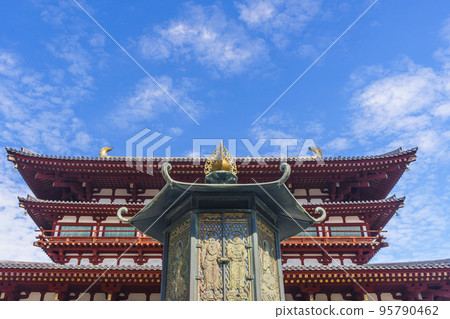 藥師寺大殿（奈良縣）裝飾精美的菩薩燈籠和正殿 95790462