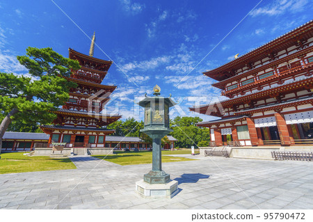 看藥師寺的西塔和正殿，中間放著燈籠（奈良縣奈良市西京） 95790472