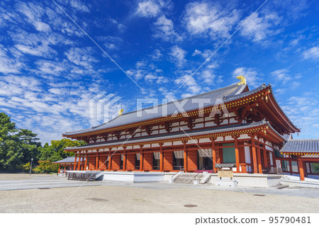 秋空中的藥師寺大禮堂（奈良縣奈良市西京區） 95790481