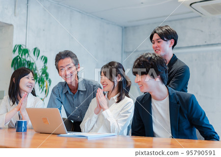 The office of a venture company where everyone works together 95790591