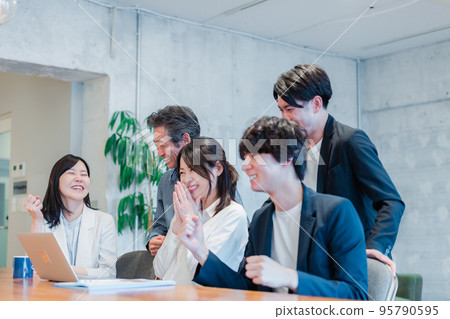 一家風險投資公司的辦公室，大家一起工作 95790595