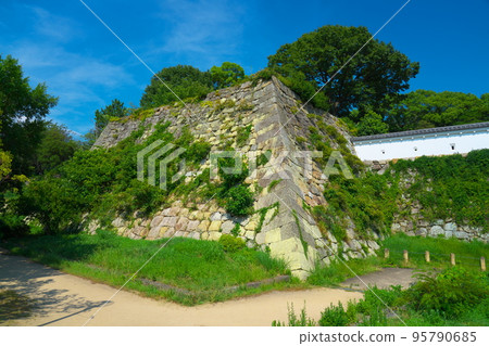 [日本百城名城] 明石城 從兵庫縣明石市稻荷久留和看到的天守閣和土牆 95790685