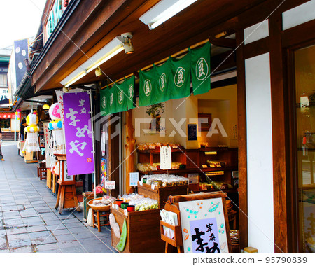 福岡縣太宰府市太宰府天滿宮入口處的商店_01 福岡縣太宰府市太宰府天滿宮入口處的商店_01 95790839