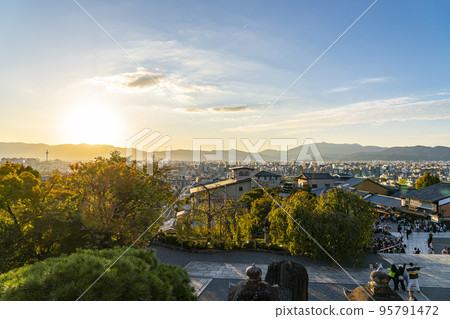 [京都府]從清水寺看黃昏的街景 95791472