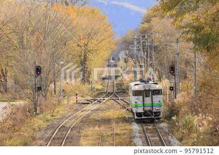 [JR Komagatake Station] Arriving train approaching and departing 95791512