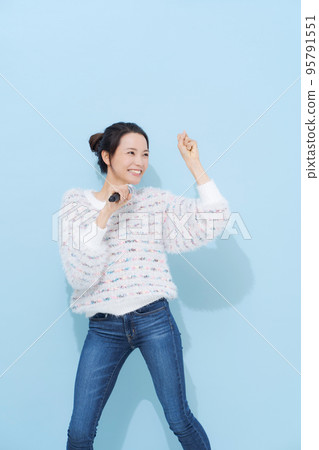 喜歡唱歌的女人 95791551