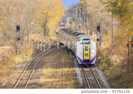 [Limited Express Hokuto, driver blurred] Approach scene to exchange trains at Komagatake Station 95792130