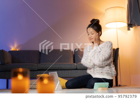 晚上在家放鬆的女人 晚上在家放鬆的女人 95792379