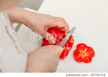 [Slice the red paprika with a Santoku knife] 95792418