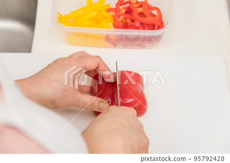 [Cut the red paprika with a Santoku knife] 95792428