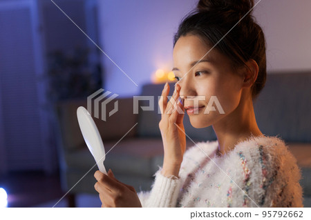 一個在家放鬆美麗的女人 95792662