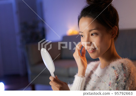 一個在家放鬆美麗的女人 95792663