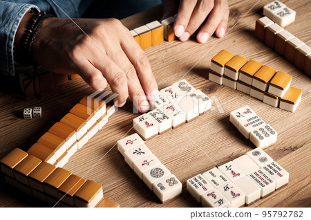 Playing Mahjong game 95792782