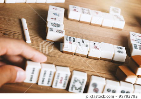 Playing Mahjong game 95792792
