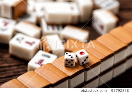 Playing Mahjong game 95792828