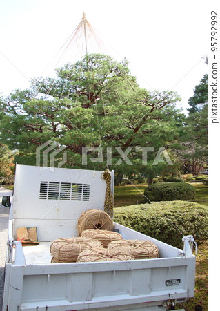 準備掛雪的兼六園（石川縣金澤市） 95792992