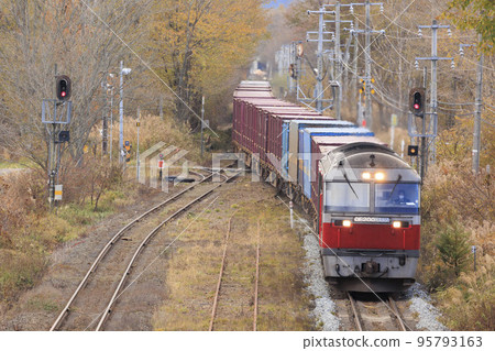[Freight train, driver blurred] State of JR Komagatake station entry and departure 95793163