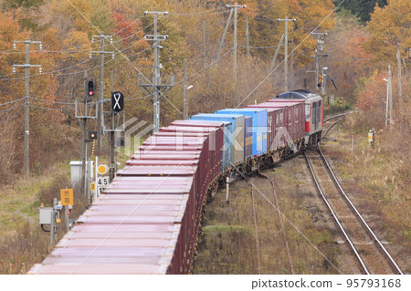 [Freight train, driver blurred] State of JR Komagatake station entry and departure 95793168