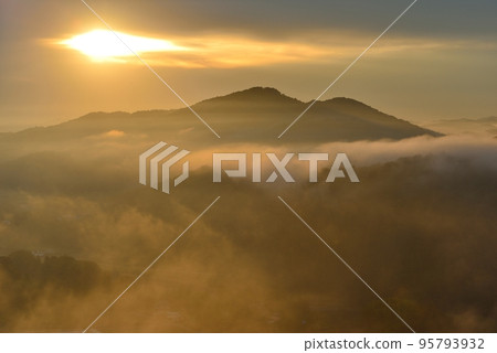 Kamakura mountain cloud sea 95793932