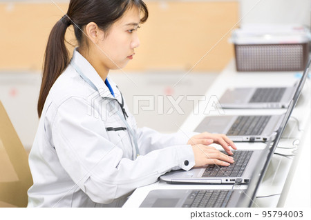 Young woman doing PC kitting work PC kitting setup business image Young woman doing PC kitting work PC kitting setup business image 95794003