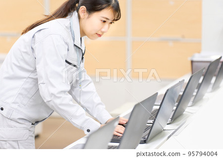從事 PC 配套工作的年輕女性 PC 配套設置業務形象 95794004
