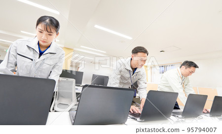 從事 PC 配套工作的員工 PC 配套設置業務形象 95794007