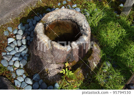 Kenrokuen Garden: Takene stone basin (Kanazawa City, Ishikawa Prefecture) 95794530