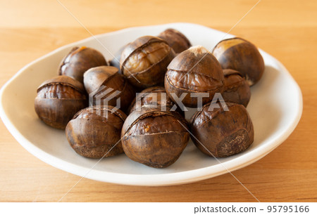 帶皮烤栗子 95795166