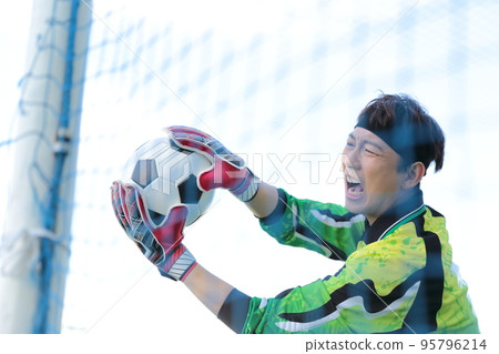 守門員男子接住足球 95796214