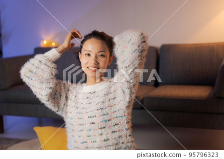 A woman relaxing at home beauty 95796323