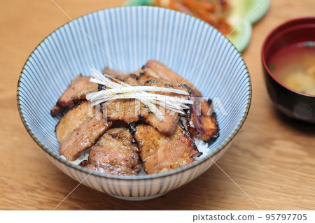 炭烤豬肉碗 95797705
