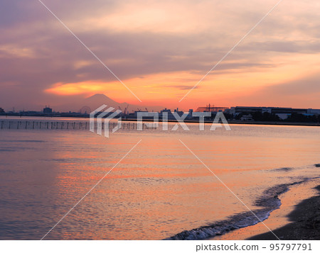 Funabashi Sanbanze with a spectacular sunset in November and Mt. Fuji Funabashi Sanbanze with a spectacular sunset in November and Mt. Fuji 95797791