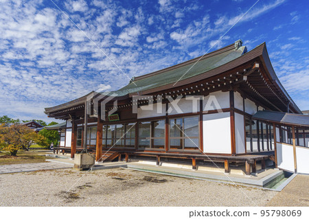 藥師寺境內的Jionden在藍天的映襯下熠熠生輝 95798069