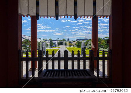 從源城三藏院的靈門看到的藥師寺院內 95798083